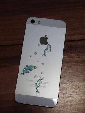 イルカの（シールを貼った）スマホ