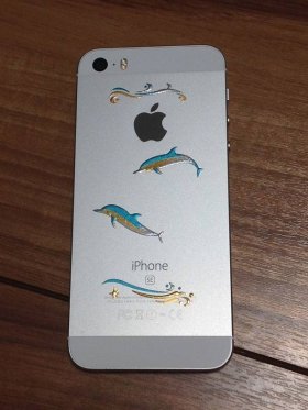 イルカの(シールを貼った)スマホの2代目
